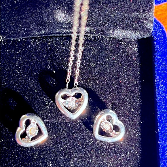Dainty set of dancing heart earrings and necklace in white gold - Picture 2 of 3